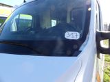 une camionnette blanche sur le pare-brise de laquelle est collé un autocollant