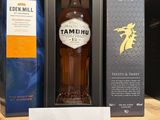 une bouteille de whisky posée sur une étagère, avec une étiquette de prix