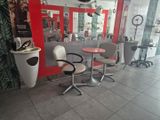 une photo d'un salon avec des fauteuils et une table