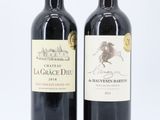deux bouteilles de vin rouge posées l'une à côté de l'autre sur une surface blanche