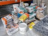 de nombreux sacs de ciment posés par terre dans un entrepôt