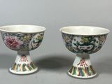 paire de bols en porcelaine chinoise ornés de motifs floraux sur fond gris