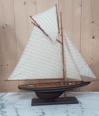 une petite maquette de voilier posée sur une table