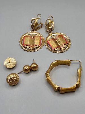 deux paires de boucles d'oreilles en or et une paire de créoles en or