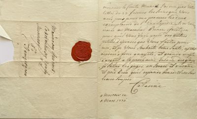 une vieille lettre portant un cachet de cire, posée sur une feuille de papier