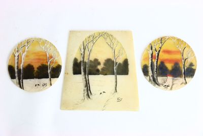 trois tableaux représentant des arbres et un coucher de soleil sur un fond blanc