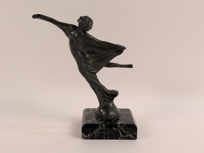 une image représentant une statue d'une femme dansant sur un socle en marbre