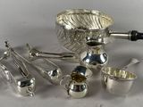 beaucoup d'objets en argent posés sur une table