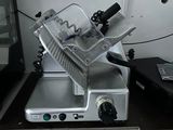 une machine posée sur une table