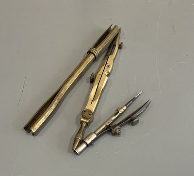 TROIS ELEMENTS DE COMPAS ou instruments scientifiques