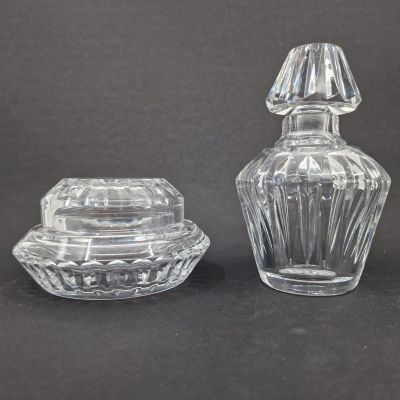 une paire de flacons de parfum en verre taillé et un petit bol en verre