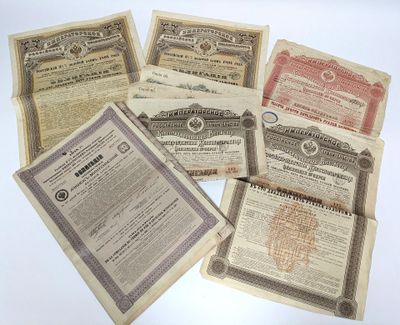 six anciens certificats papier sont empilés les uns sur les autres