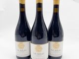 trois bouteilles de vin posées sur une surface blanche