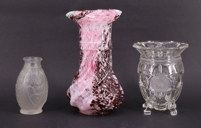 Lot comprenant un vase en verre teinté rose blanc et noir da…