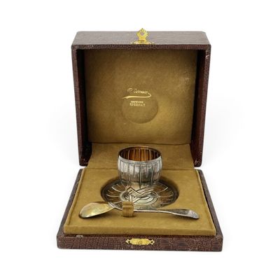 une photo représentant une assiette en argent avec une cuillère et un repose-cuillère dans une boîte