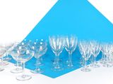 beaucoup de verres à vin vides sur une table bleue