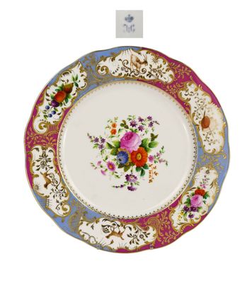 l'image d'une assiette ornée d'un motif floral
