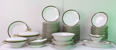 LIMOGES Service de table en porcelaine émaillée vert et doré…