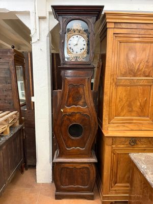 HORLOGE DE PARQUET à caisse en noyer, le mouvement signé Bor…
