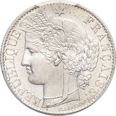 gros plan d'une pièce de monnaie sur laquelle figure une tête de femme