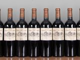 des bouteilles de vin rouge alignées sur une étagère dans une pièce
