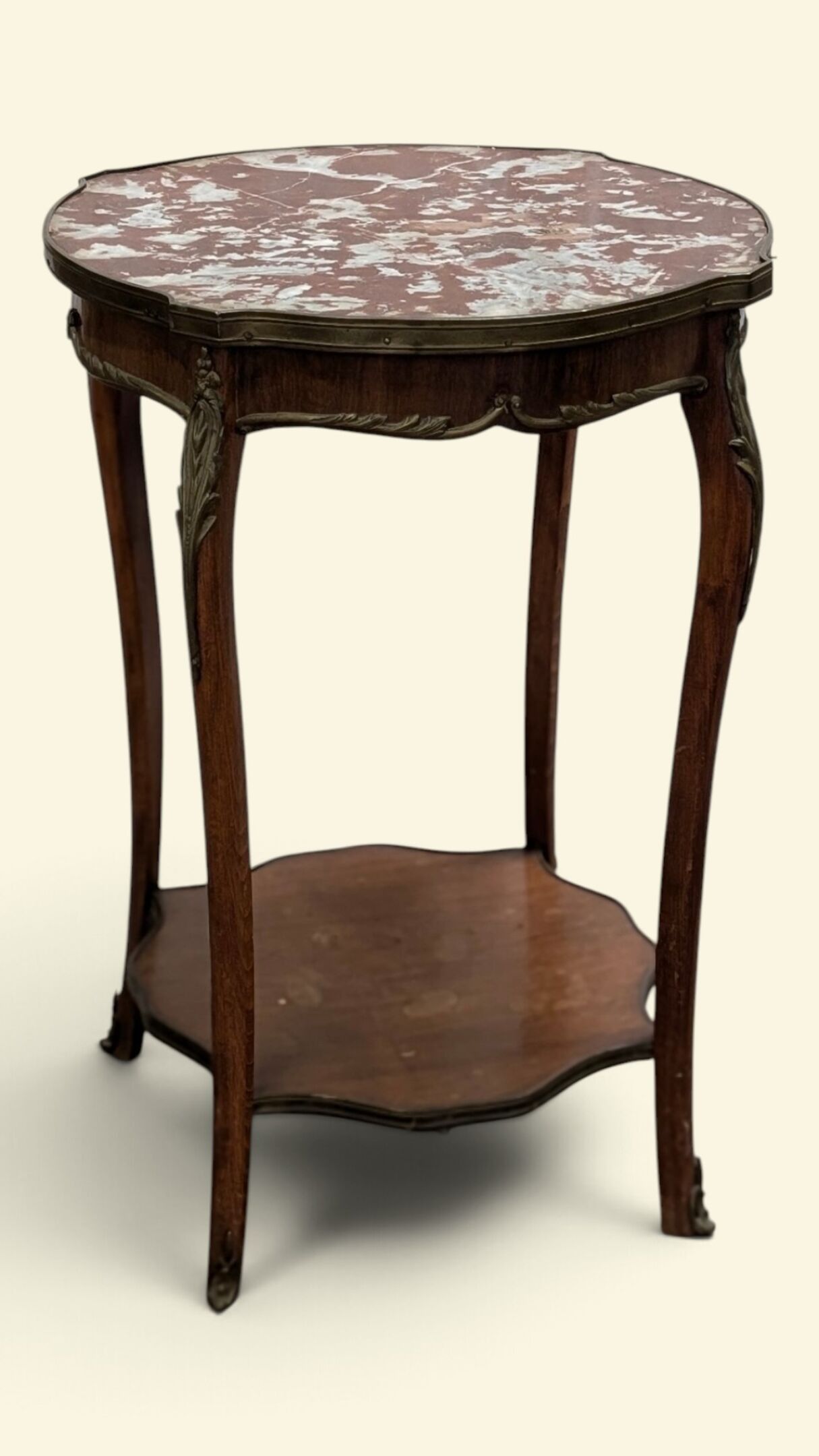 Table de milieu marquetée reposant sur quatre pieds légèreme…