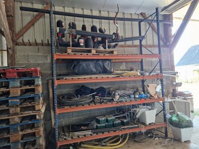 un garage avec de nombreux outils sur les étagères