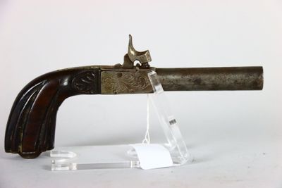 un gros plan d'une arme à feu exposée sur une table