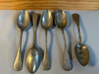 5 Cuillières à soupe en étain