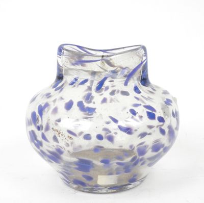 un vase bleu et blanc posé sur une surface blanche