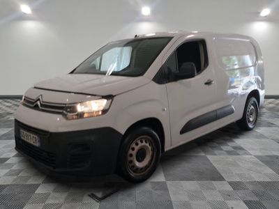 la camionnette blanche est garée sur le sol en damier d'une pièce