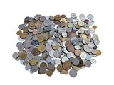 une pile de pièces de monnaie posée sur une surface blanche