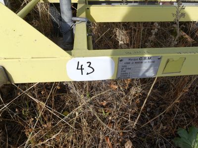 un cadre de lit en métal jaune sur lequel figure un numéro