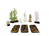 de nombreuses figurines asiatiques posées sur une surface blanche