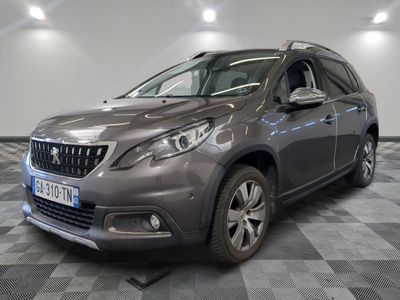 la voiture grise est garée sur un sol en damier dans le garage