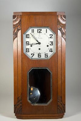 une horloge en bois dans laquelle se trouve un chat noir