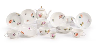 de nombreux types de plats et de tasses en porcelaine sur la table