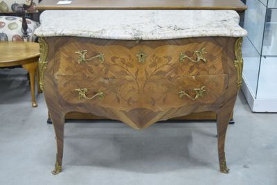 une commode avec un plateau en marbre dans une pièce