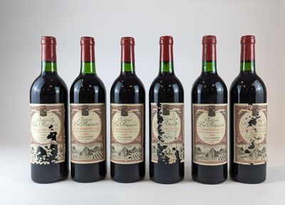 six bouteilles de vin sont alignées dans une rangée