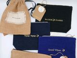 quatre petits sachets munis d'étiquettes, posés sur une table