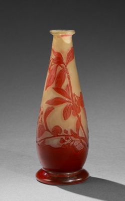 un vase rouge et blanc posé sur une table