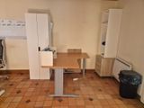 une cuisine équipée d'une table, d'un réfrigérateur et d'un réfrigérateur-congélateur