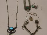 beaucoup de colliers et de bracelets posés sur la table