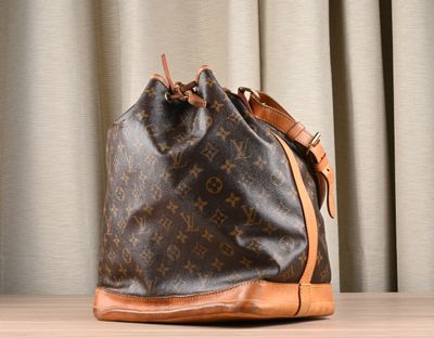 un sac marron et beige posé sur une table