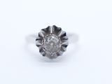 gros plan d'une bague en diamant sur une surface blanche