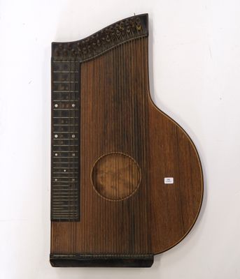 un instrument en bois accroché au mur