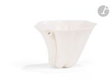 un vase blanc posé sur une table