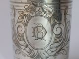 une coupe en argent sur laquelle est gravé un monogramme