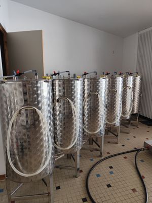 de nombreuses cuves en acier inoxydable alignées dans une pièce