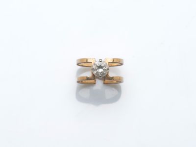 une image d'une bague en diamant sur une surface blanche